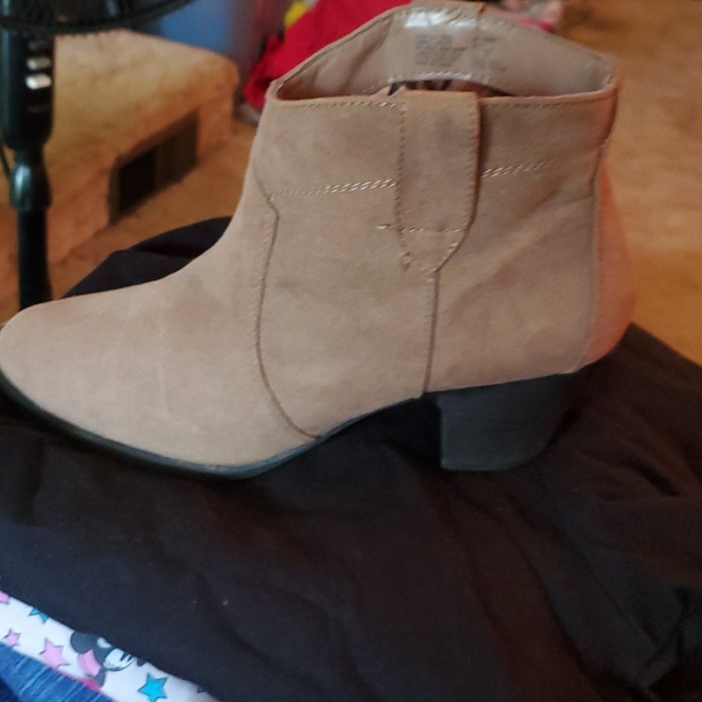 Low cut boots